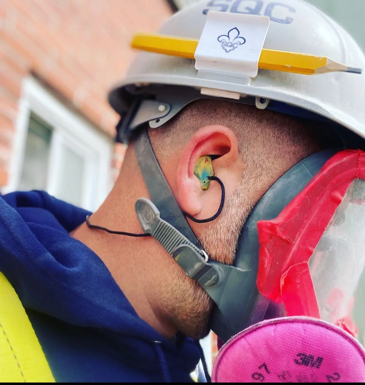 Travailleur de la construction portant une protection auditive sur mesure