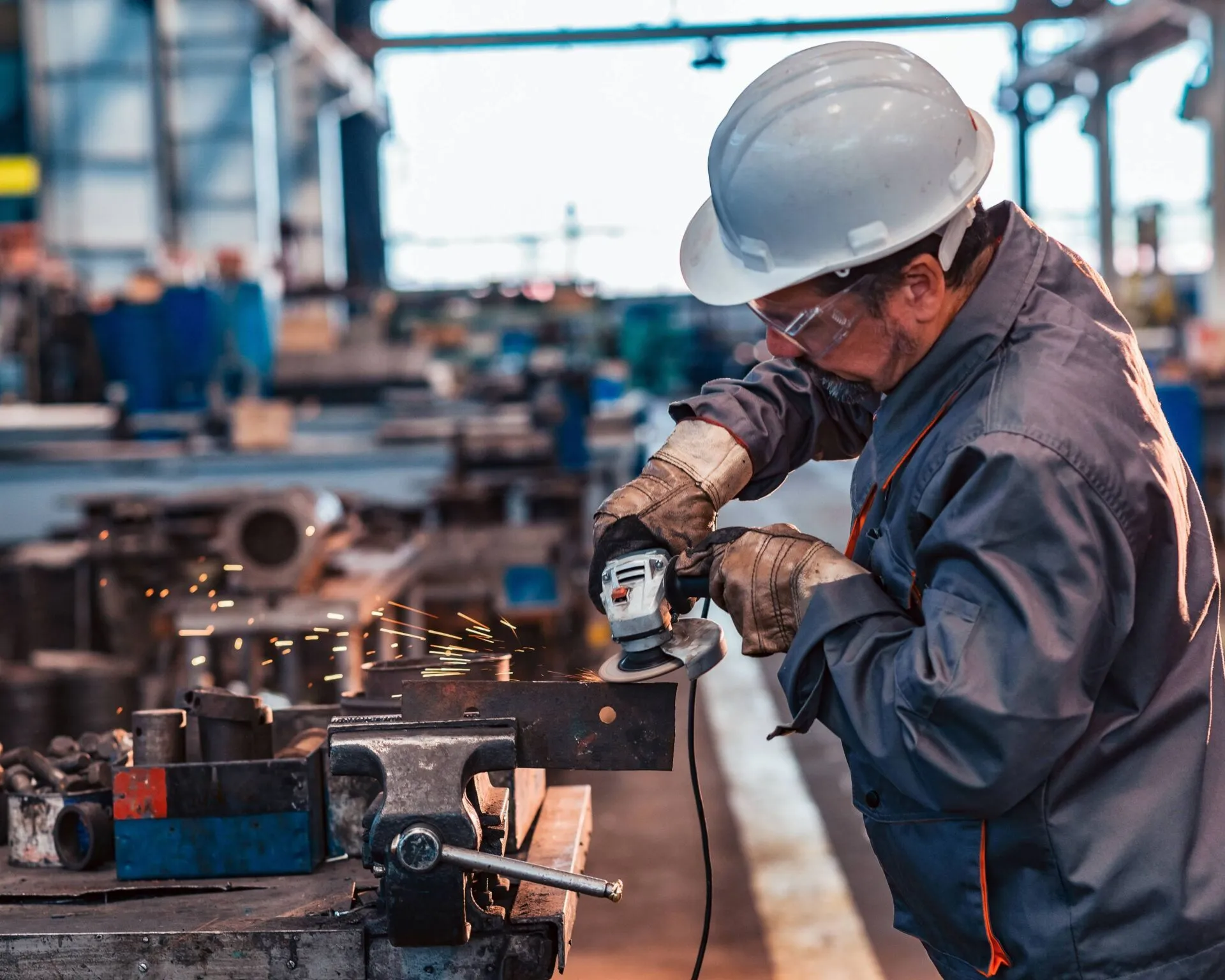 Travailleur en usine exposé au bruit et portant son équipement de protection
