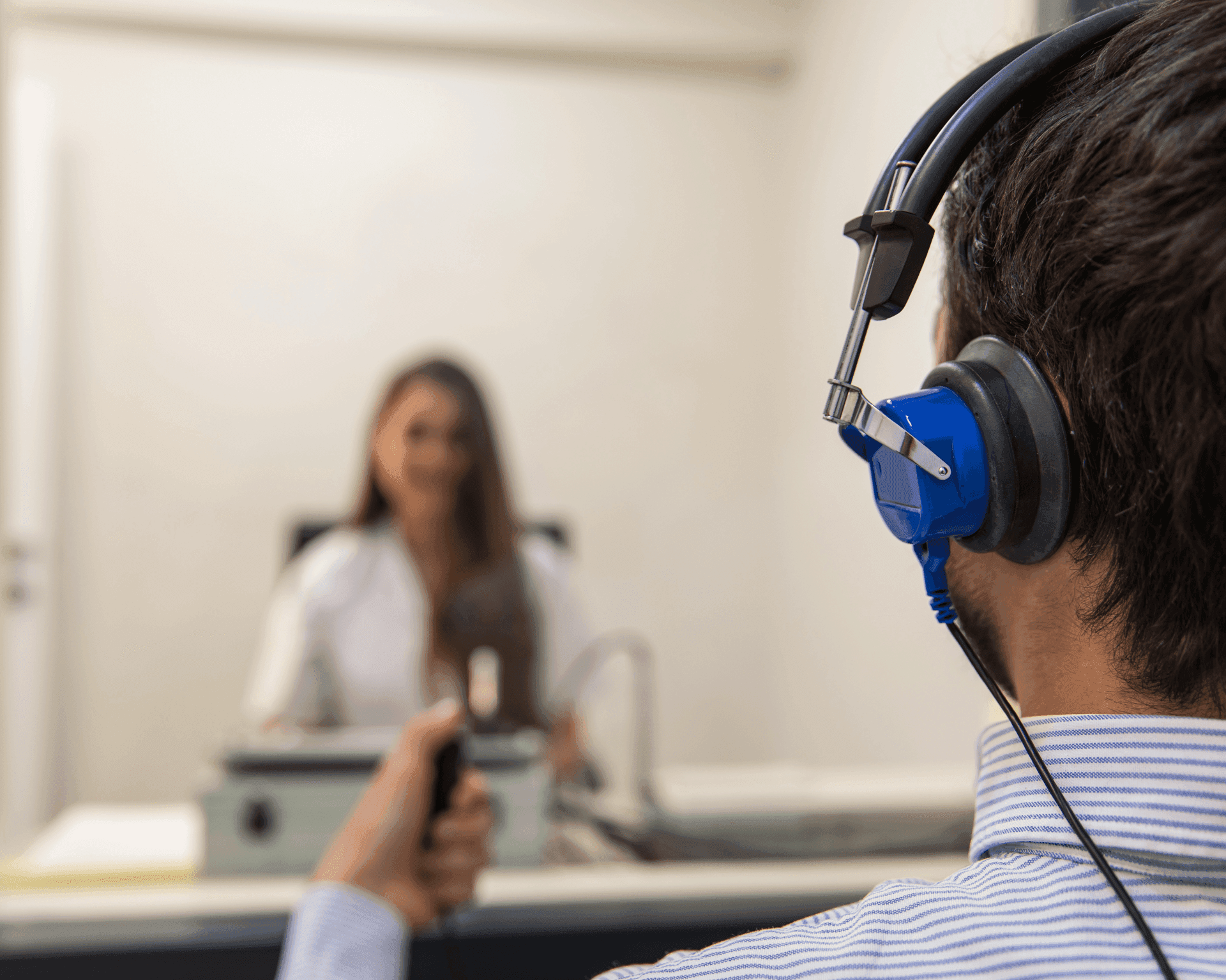 Audiologiste indépendante réalisant un test auditif complet en cabine à Boisbriand