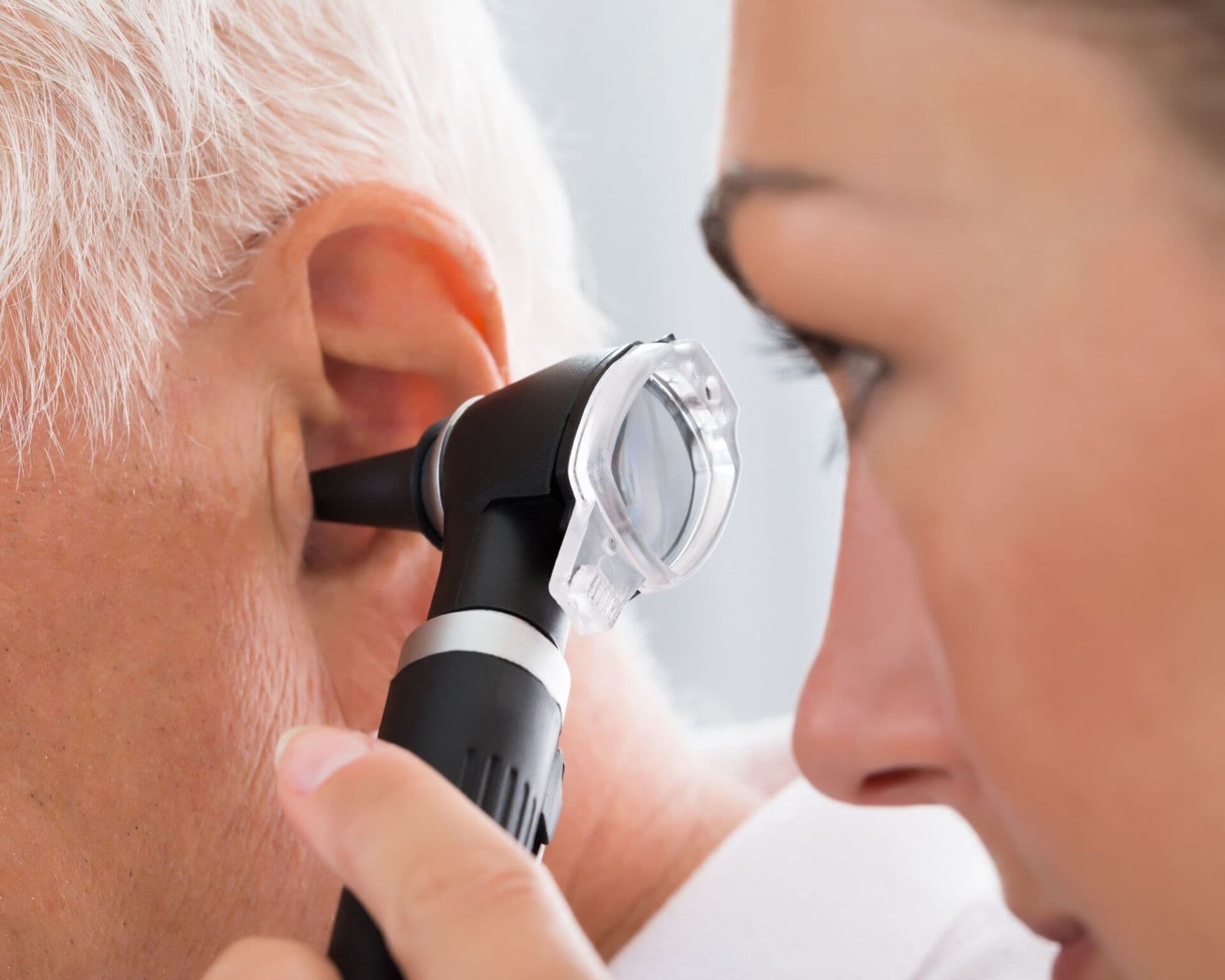 Audioprothésiste examinant l’oreille d’un patient pendant un dépistage auditif à Boisbriand