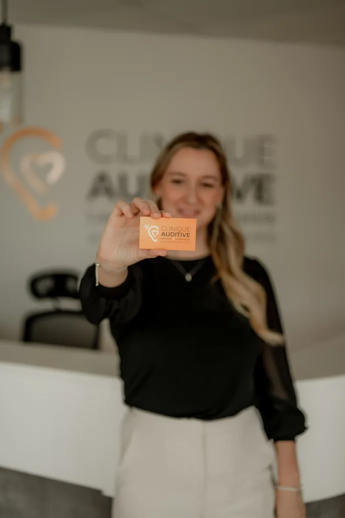 Audioprothésiste accueillant les patients à la clinique de Boisbriand